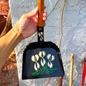 VINTAGE TOLE HANDPAINTED FIREPLACE SHOVEL